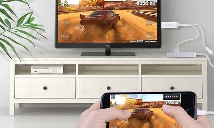 1 מתאם HDMI המחבר בין הסמארטפון לטלוויזיה