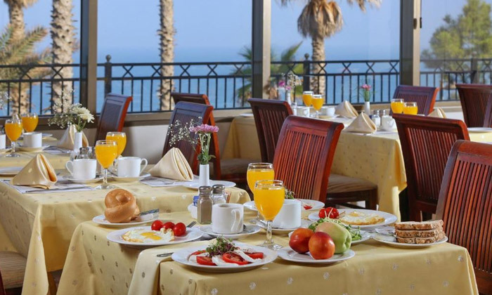 11 חופשה זוגית עם נוף לים: לילה לזוג במלון העונות נתניה כולל ארוחת בוקר ועיסוי קלאסי