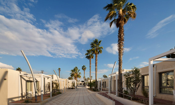 14 חופשת פורים משפחתית עם נוף למכתש הגדול: לילה במלון אירוס המדבר ע"ב חצי פנסיון כולל טיול ג'יפים