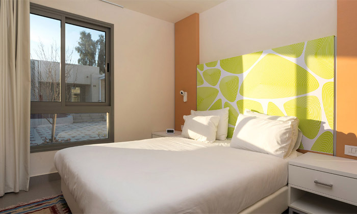 6 חופשת פורים משפחתית עם נוף למכתש הגדול: לילה במלון אירוס המדבר ע"ב חצי פנסיון כולל טיול ג'יפים
