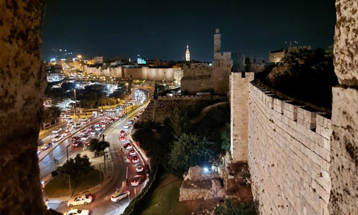13 חופשה אורבנית בירושלים: לילה לזוג במלון שני מרשת רימונים כולל ארוחת בוקר