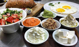 ארוחת בוקר זוגית בקפה אגוז