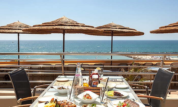 3 ארוחת בראנץ' כשרה מול הים במרפסת מלון הילטון תל אביב