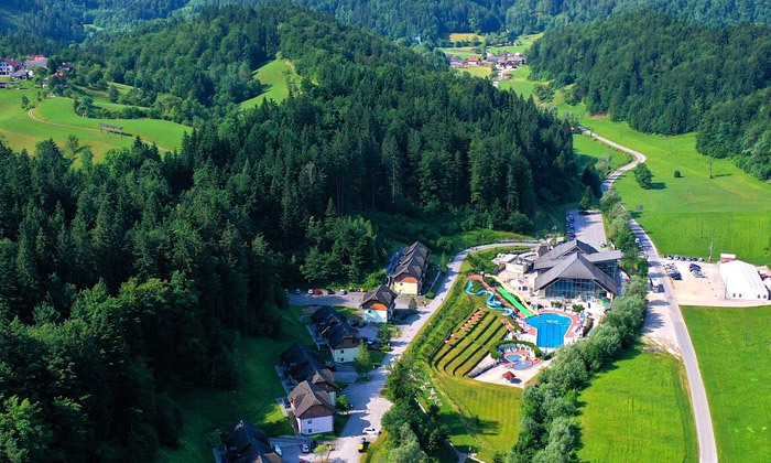 4 חופשה משפחתית בסלובניה: 7 לילות בכפר נופש עם פארק מים, כולל רכב וטיסות - קיץ