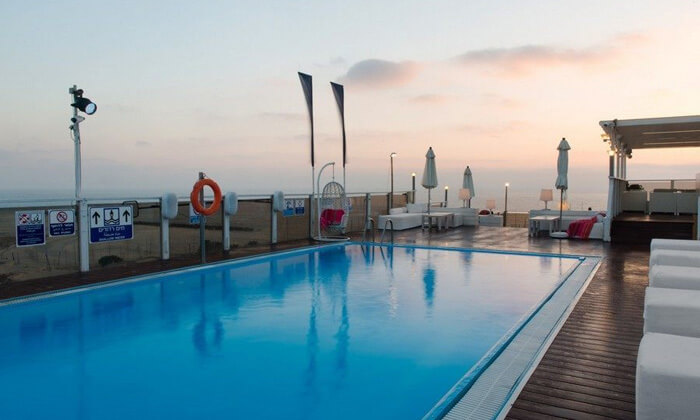 4 דיל ל-24 שעות: כניסה לבריכה וארוחת בוקר בופה במלון לאונרדו ארט, חוף גורדון
