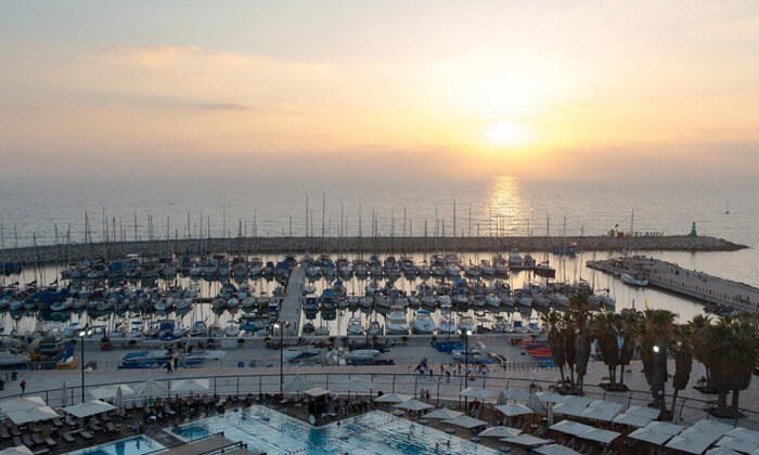 5 דיל ל-24 שעות: כניסה לבריכה וארוחת בוקר בופה במלון לאונרדו ארט, חוף גורדון