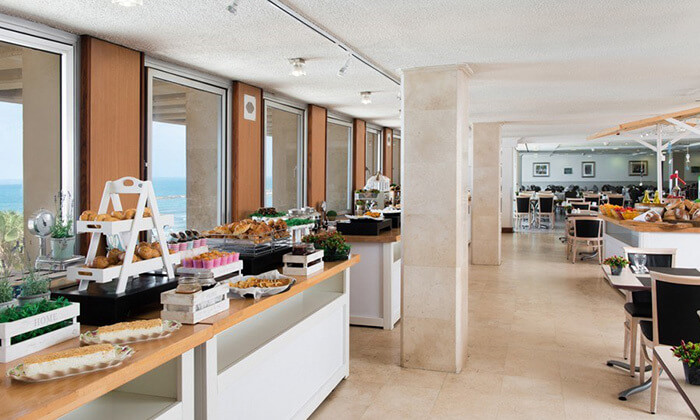 9 דיל ל-24 שעות: כניסה לבריכה וארוחת בוקר בופה במלון לאונרדו ארט, חוף גורדון