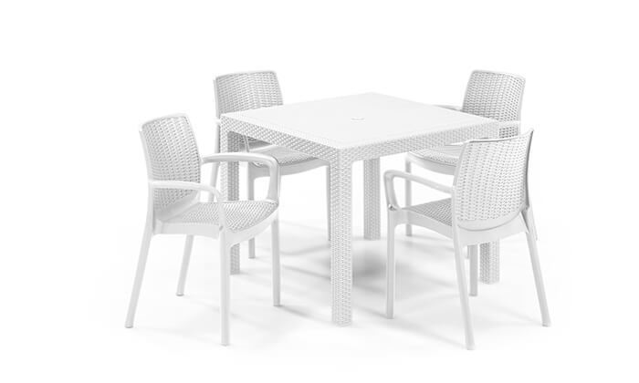 4 שולחן וכיסאות חצר, כתר פלסטיק 