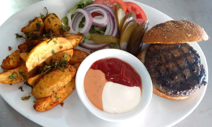 6 ארוחת המבורגר זוגית במסעדת קלדרון, חוף בת ים