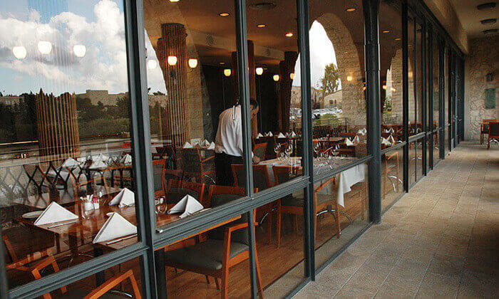 10 ארוחה זוגית במסעדת מונטיפיורי הכשרה מול חומות העיר העתיקה ירושלים