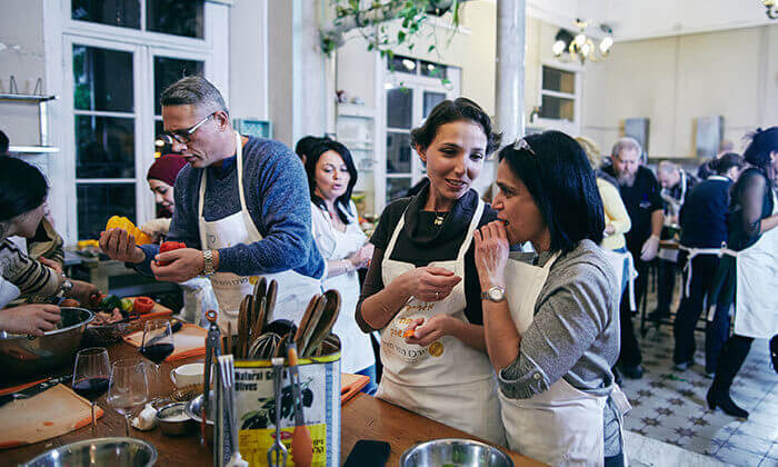 12 סדנת הכנת סושי במבשלים חוויה - הבית של סדנאות הבישול, תל אביב