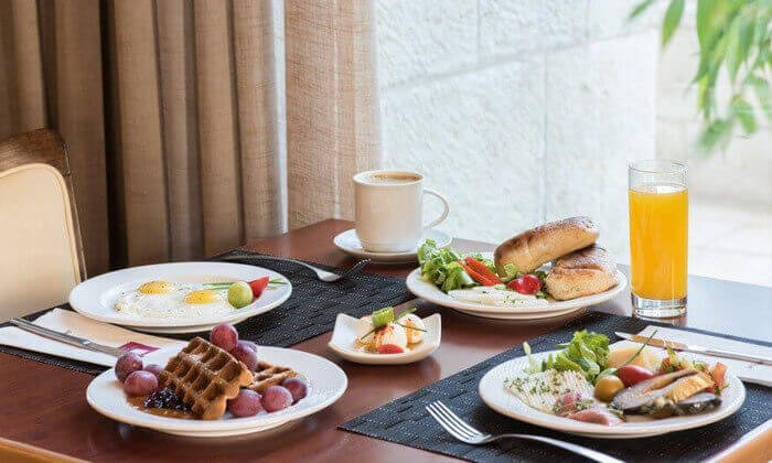 8 ארוחת בוקר בופה במלון לאונרדו ירושלים