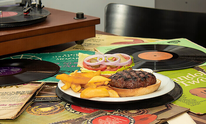 3 ארוחת המבורגר זוגית במסעדת Boost FM תל אביב 