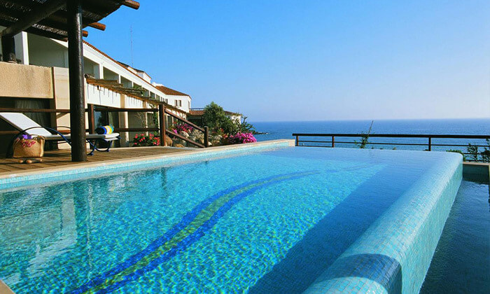 7 סוף שבוע בפאפוס, קפריסין - שמש, ים ומלון 5 כוכבים עם מגלשות מים