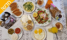 ארוחת בוקר זוגית בקפה דבורה
