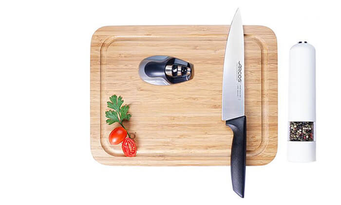 5 מארז ARCOS: סכין שף, קרש חיתוך, מטחנת תבלינים ומשחיז סכינים