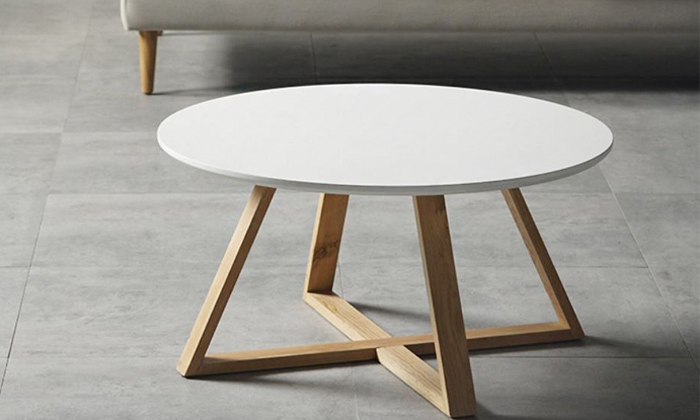4 שולחן סלון עם רגלי עץ