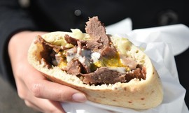 שווארמה בפיתה ושתייה בפאשה,כשר