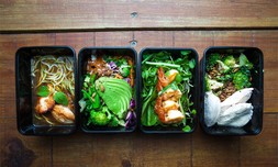 100 קופסאות מזון במגוון גדלים 