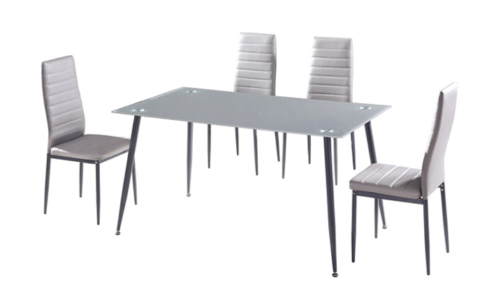 3 שולחן זכוכית וארבעה כיסאות בצבע אפור