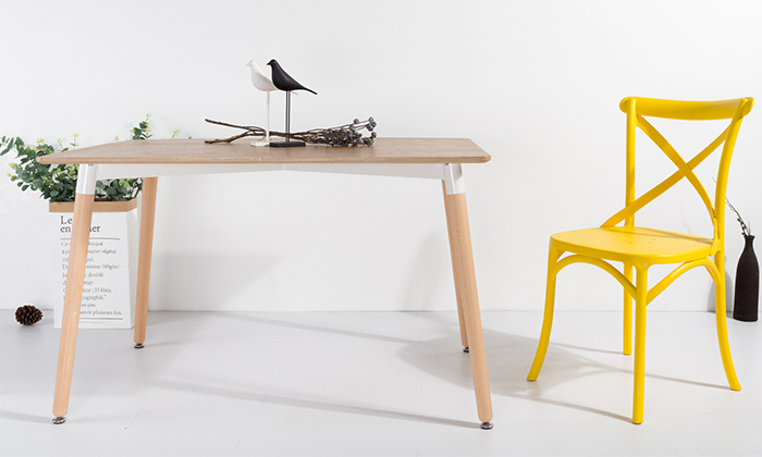 2 שולחן אוכל עם רגלי עץ ומשטח בצבע לבחירה