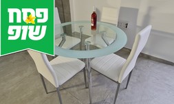 פינת אוכל עם 4 כיסאות מרופדים