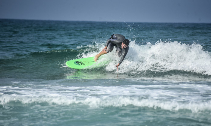 3 שיעורי גלישת גלים או סאפ למבוגרים במועדון הגלישה We Surf, חוף הצוק תל אביב