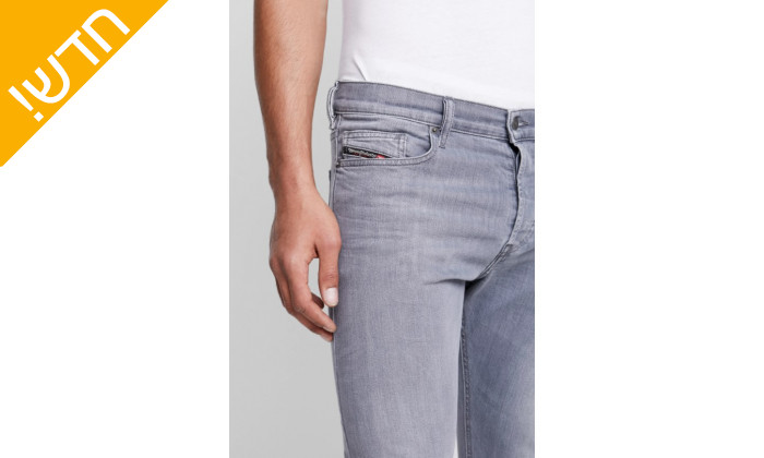 5 מכנסי ג'ינס לגברים דיזל DIESEL דגם D-LUSTER בצבע אפור בהיר ובאורך 34
