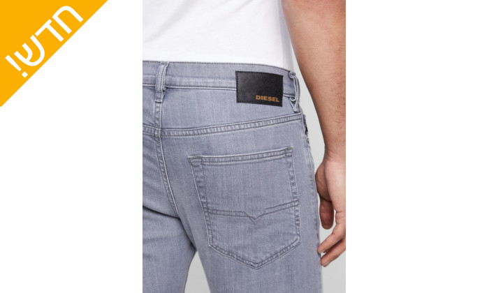 7 מכנסי ג'ינס לגברים דיזל DIESEL דגם D-LUSTER בצבע אפור בהיר ובאורך 34