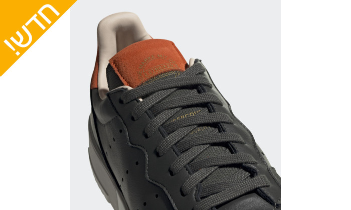 9 נעלי סניקרס לגברים adidas בצבע חאקי כהה