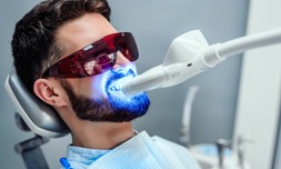 טיפול הלבנת שיניים ב-LED