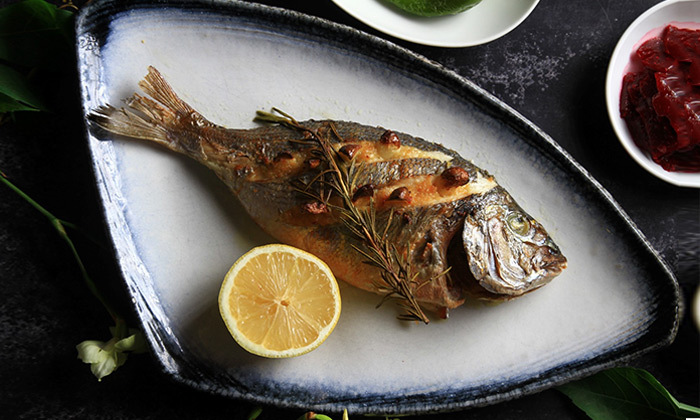 4 ארוחת דגים זוגית עם יין במסעדת פטרה ביץ', בת ים