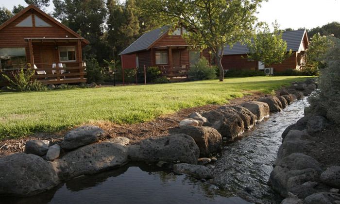 14 חופשה בכפר הנופש נופי הבשן וכניסה זוגית לאתר אגמון החולה, קיבוץ להבות הבשן