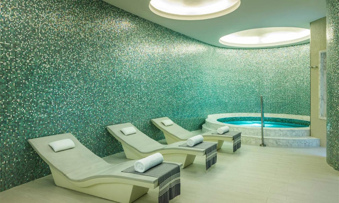 10 חופשה בדובאי: לינה במלון 5 כוכבים Hilton Dubai ע"ב ארוחת בוקר, כולל חנוכה וכריסמס