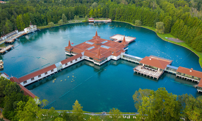 2 חופשת ספא באגם התרמי הגדול בעולם: טיסות אל על, העברות ו-14 לילות במלון ספא, כולל חנוכה