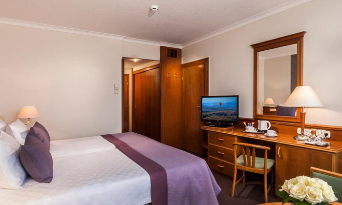 8 חופשת ספא באגם התרמי הגדול בעולם: טיסות אל על, העברות ו-14 לילות במלון ספא, כולל חנוכה