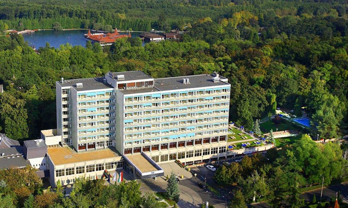 9 חופשת ספא באגם התרמי הגדול בעולם: טיסות אל על, העברות ו-14 לילות במלון ספא, כולל חנוכה