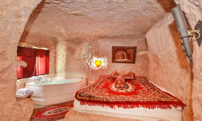 3 נופש זוגי רומנטי בצימר המערה כולל ג'קוזי ופינוקים, מושב חוסן