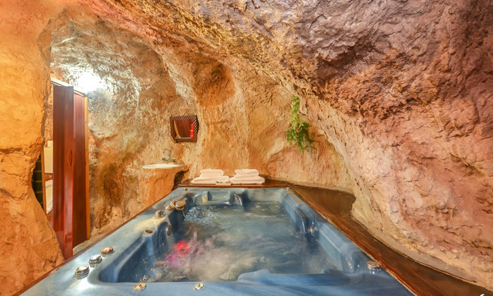 12 נופש זוגי רומנטי בצימר המערה כולל ג'קוזי ופינוקים, מושב חוסן