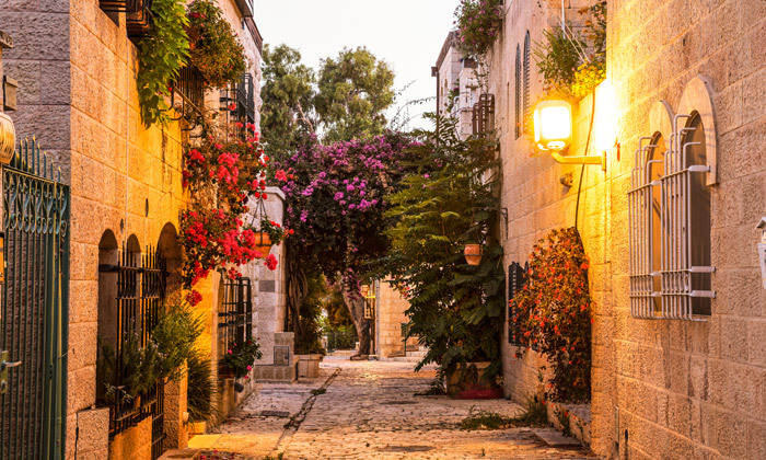 9 חופשה זוגית ירושלמית בחנוכה: סיור חנוכיות בנחלאות ירושלים ולילה במלון בוטיק אייל ע"ב ארוחת בוקר