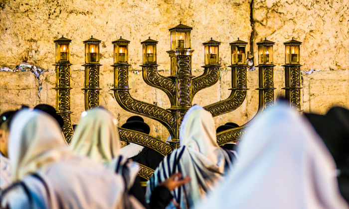 2 חופשה זוגית ירושלמית בחנוכה: סיור חנוכיות בנחלאות ירושלים ולילה במלון בוטיק אייל ע"ב ארוחת בוקר