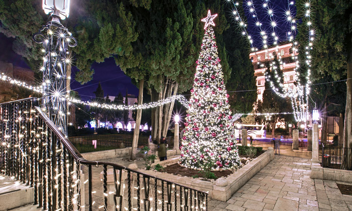 12 חופשה זוגית ירושלמית בכריסמס: סיור חג המולד בירושלים ולילה במלון בוטיק אייל ע"ב ארוחת בוקר