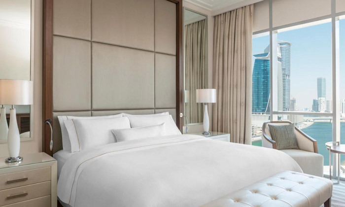 4 חופשה בדובאי - גם ביום האישה: טיסות ישירות, העברות ומלון 5 כוכבים Hilton Dubai, כולל יום סיור