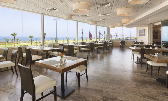 9 רומנטיקה מול החוף: חופשה זוגית בסוויטה עם נוף לים במלון רמדה נתניה, כולל עיסוי זוגי וארוחת בוקר