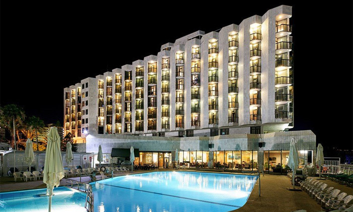 3 נופש בטבריה: 2/3 לילות במלון קיסר פרמייר ע"ב חצי פנסיון, כולל שייט, הרצאות והופעות