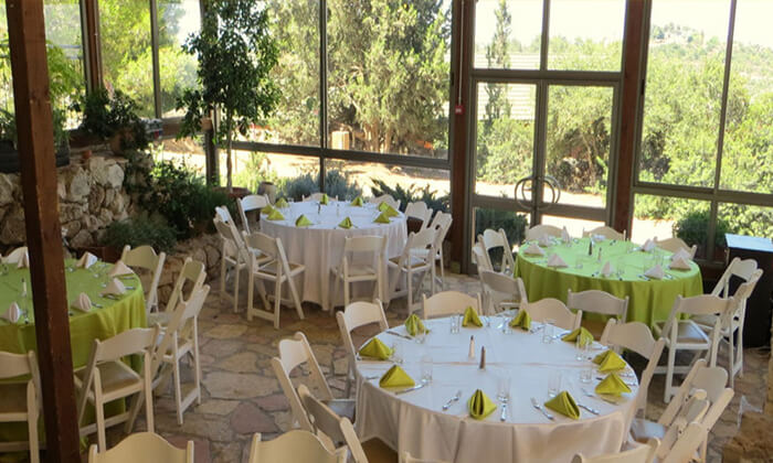 6 חופשה זוגית בהרי יהודה: לינה וארוחת בוקר במלון כפרי יד השמונה - ילד ראשון חינם