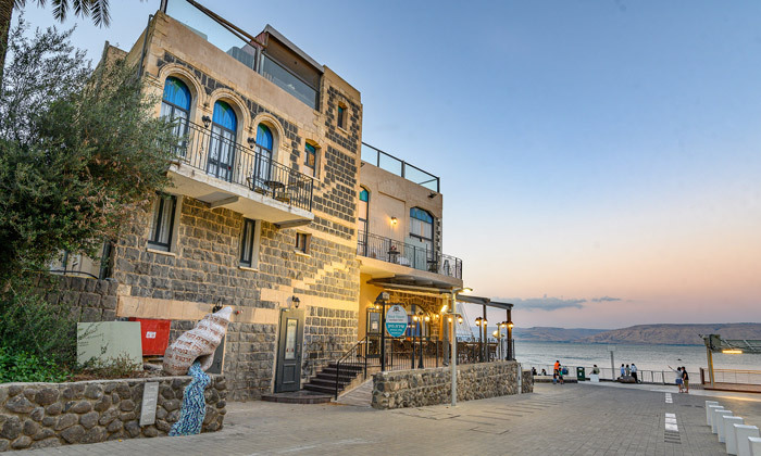 1 מבנה עתיק מול נוף עוצר נשימה: חופשה במלון הבוטיק שירת הים בטבריה עם ארוחת בוקר