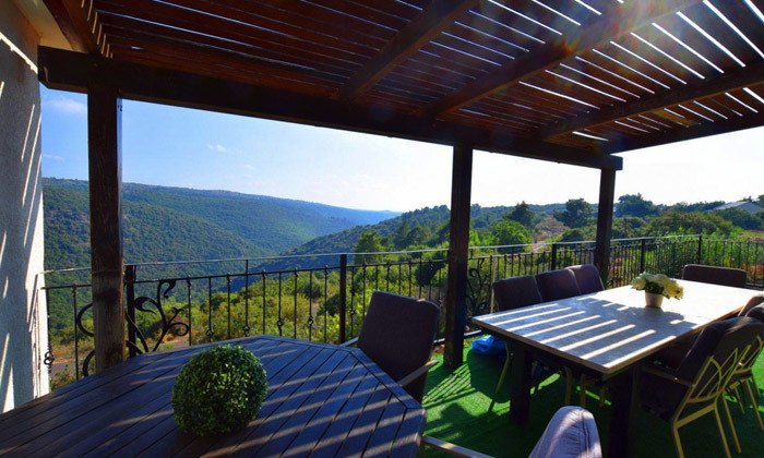 7 רשת וי קלאב: חופשה בווילה גרנדה עם בריכה מקורה ומחוממת לעד 14 אורחים, מושב גורן