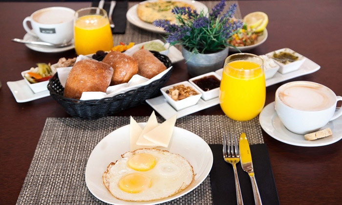 7 חופשה זוגית על שפת הים בהרצליה פיתוח: לינה וארוחת בוקר במלון דניאל, כולל כניסה לספא שיזן