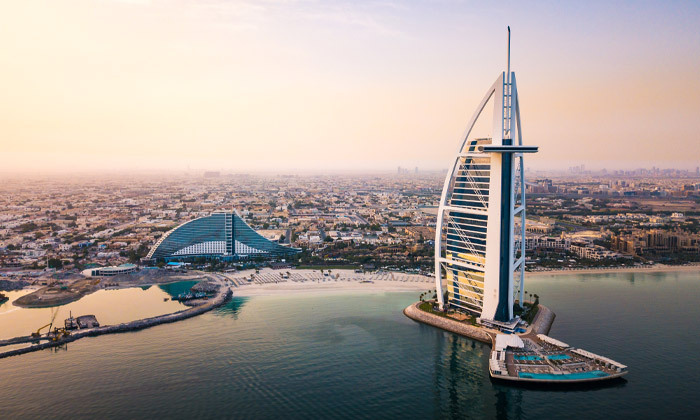 11 דובאי לספונטניים: סופ"ש 3 לילות במלון 5* Hyatt Regency Dubai עם ארוחות בוקר, טיסות והעברות